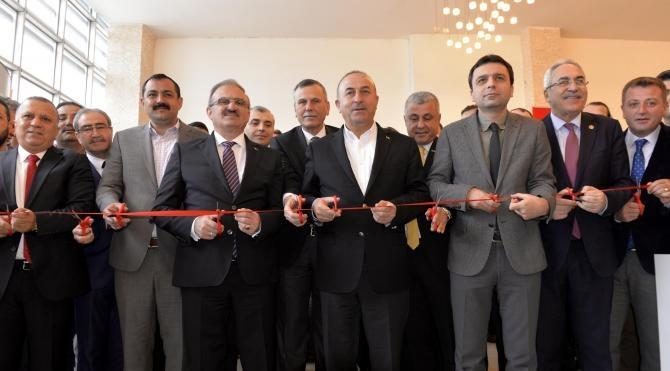 Bakan Çavuşoğlu: Vatandaşımız özel sektörde dahi iş bulmak için siyasetçiye gidiyor