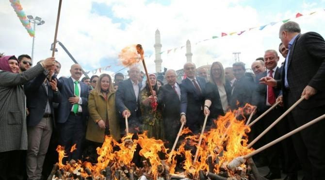 Mardin'de Vali halkla halay çekip, nevruz ateşini yaktı