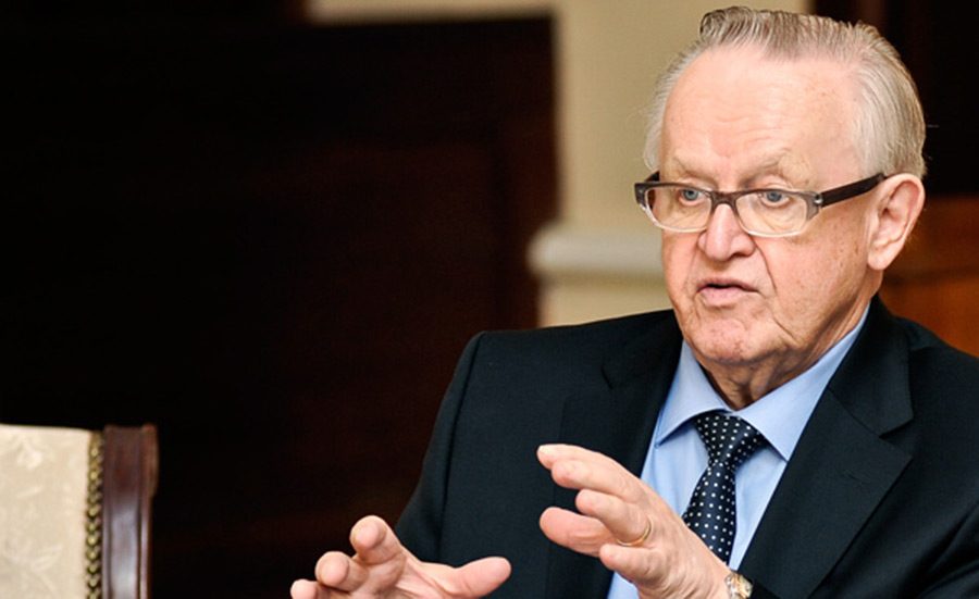 1999 yılında Finlandiya Cumhurbaşkanı Martti Ahtisaari'ye Süleyman Demirel tarafından takdim edildi.