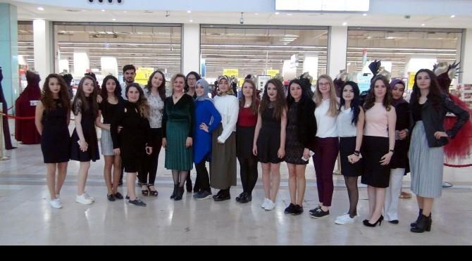 Üniversitelilerin 'kağıttan kıyafetleri' ilgi gördü