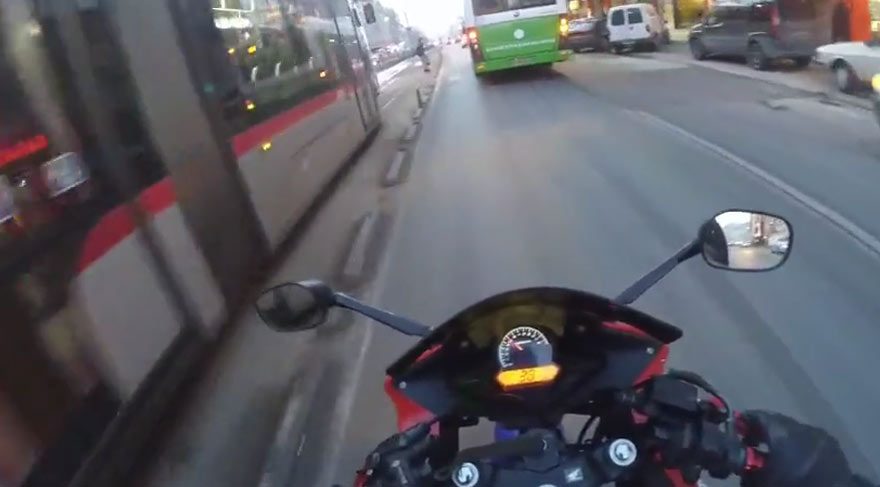Tramvay makinistiyle tartışan motosikletli sosyal medyayı salladı