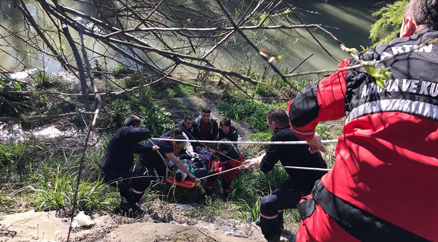 Kız arkadaşıyla tartışırken ırmak kenarına yuvarlandı