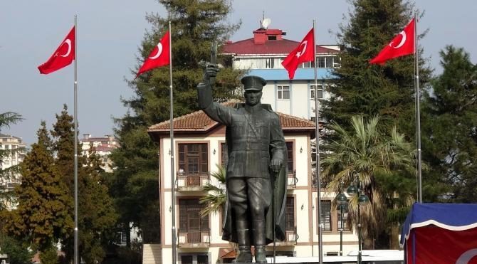 Rize’de Atatürk Anıtı'nın konulduğu yeni alanda ilk tören
