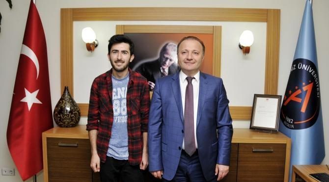 Öğrencinin telefon faturasını ödeyen rektör: Şaka sandım