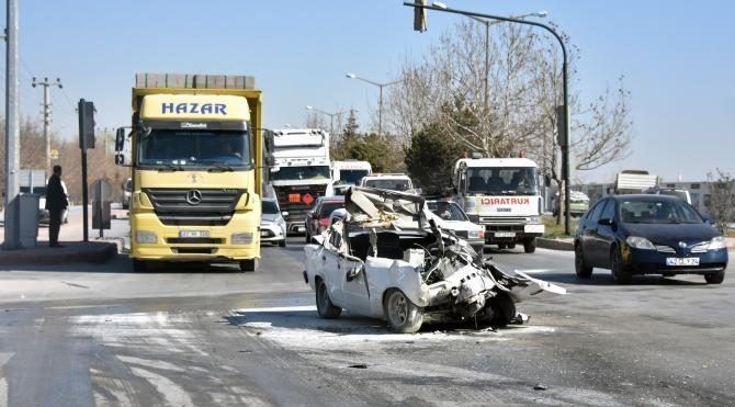 TIR, otomobili biçti: 1 ağır yaralı