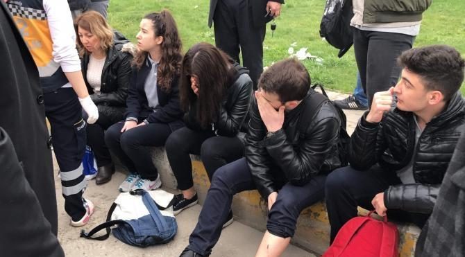 Öğrenci servisi kaza yaptı: 15 yaralı
