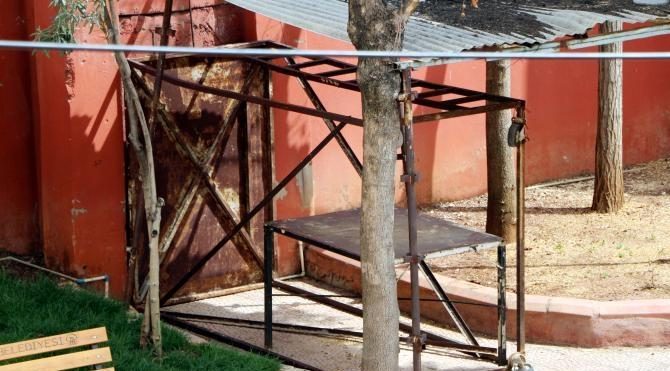 Cami bahçesinde devrilen iskelenin altında kalan çocuk öldü