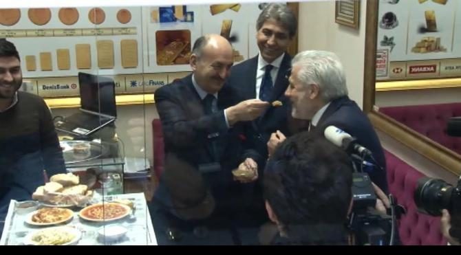 Bakan Müezzinoğlu'ndan Kapalıçarşı'ya referandum ziyareti