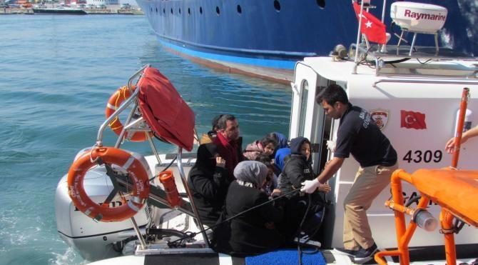 Çeşme'de iki ayrı botta toplam 130 mülteci yakalandı