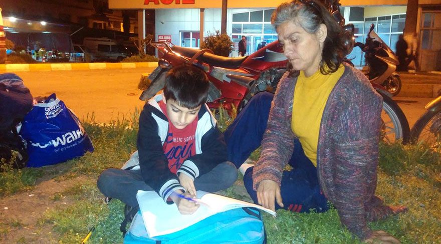 Evleri yanan anne ile oğlu hastane bahçesinde yaşıyor