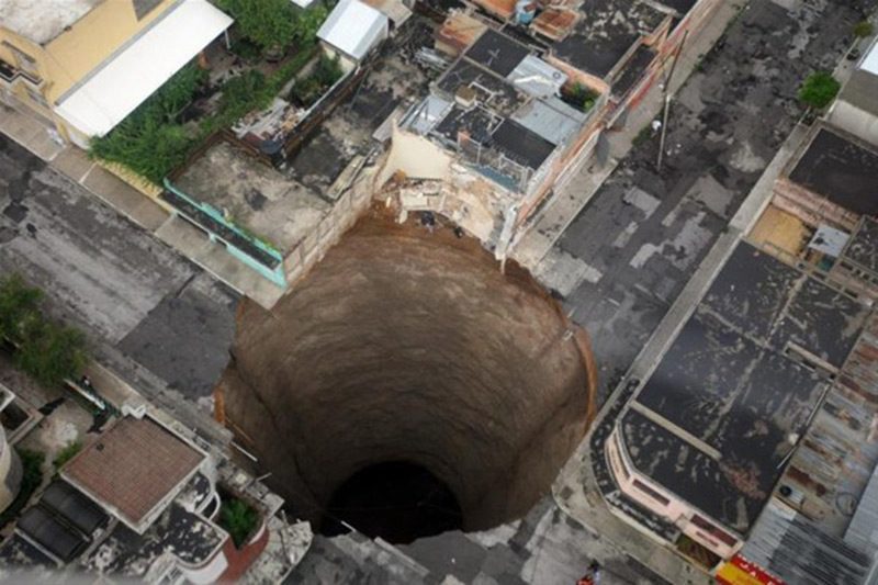 60 metre genişliğe ve 200 metre derinliğe sahip kara delik, Guatemala City'de oluştu.