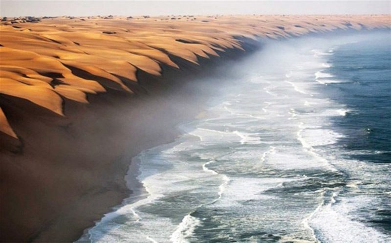 Namib çölü, Güney Afrika'da denize kıyısı olan bir çöldür...