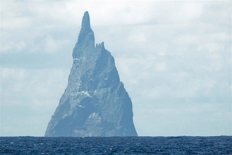 Avustralya açıklarında güney Pasifik’te öylece tek başına duruyor. Adına "Ball’s Pyramid" diyorlar. Bu ıssız kayalık 562 metre yüksekliğinde. Ball Pyramid dünyanın deniz üstündeki en uzun kayalıkları. 7 milyon yıl önce yaşanan volkanik bir patlamanın ardından oluştuğu belirtiliyor.</br> Balls's Pyramid dünyanın en büyük volkan kalıntısı yığını. Yüzbaşı Henry Ball tarafından 1788 yılında keşfedildi ve ilk tırmanışı ise 1965 yılında gerçekleşti. Daha sonraları 1982 yıllarında adacığa tırmanış yasaklandıktan sonraları ise giriş de aynı şekilde yasaklandı.