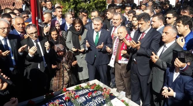 Muhsin Yazıcıoğlu, ölümünün 8'inci yılında mezarı başında anıldı