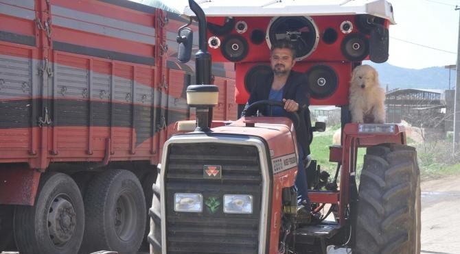 Traktörüne taktırdığı ses sistemi ile tarlada çalışanları coşturuyor