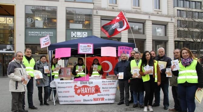 CHP, Pforzheim'da ''Hayır'' standı açtı