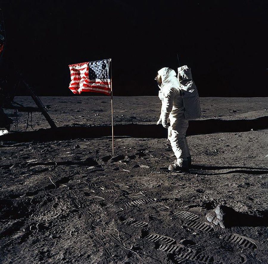 Edwin 'Buzz' Aldrin, ABD bayrağı ve Ay: 20 Temmuz 1969