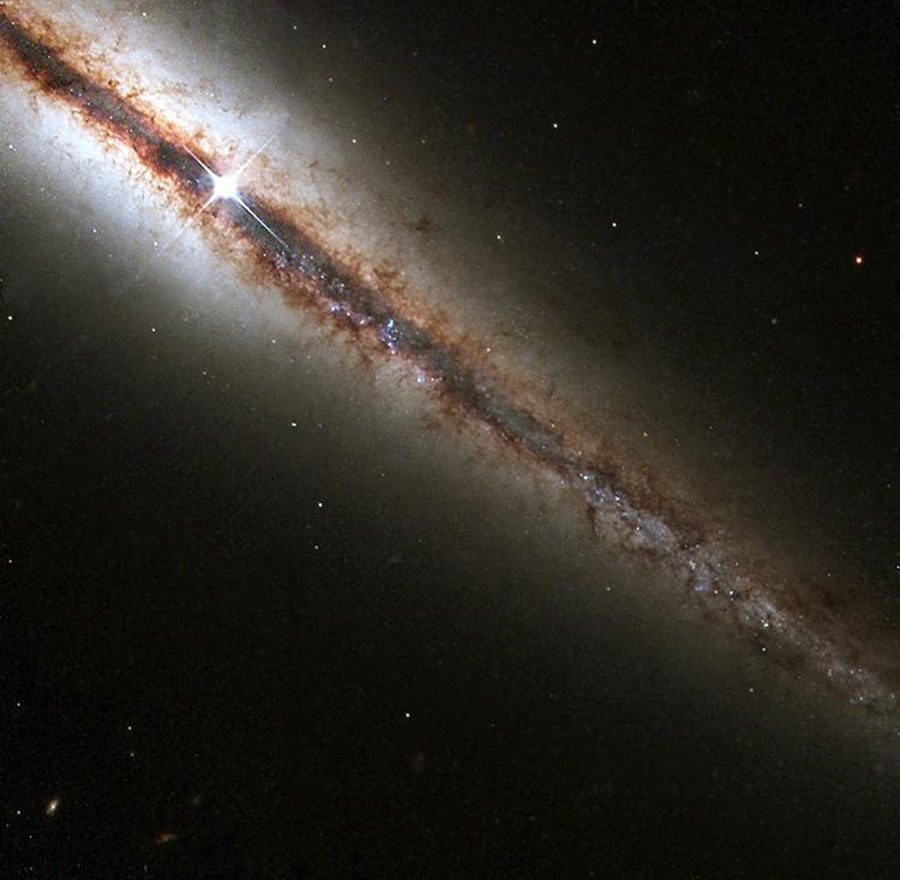 55 milyon ışık yılı uzaklığındaki NGC 4013 galaksisi
