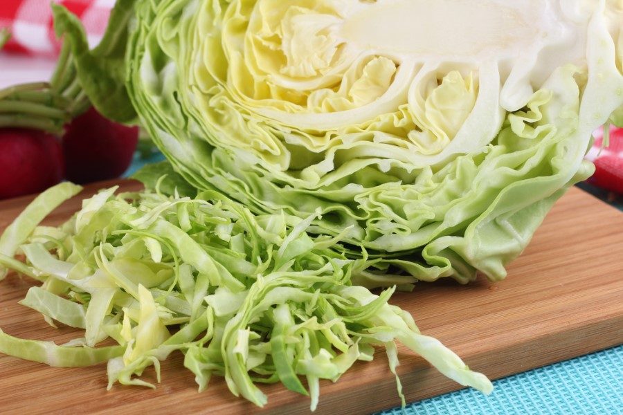Lahana:<br />Kansere karşı etkili olduğu bilinen sebzelerin başında gelir. Bol miktarda B, C ve E vitamini, potasyum içerir. Özellikle meme ve rahim kanserine karşı etkilidir. Vücutta biriken zehirli maddelerin atılmasını sağlar. Kandaki şeker miktarını düşürür. Sarılık ve safra kesesi hastalıkları için iyidir.<br />Astıma faydalıdır. Bağırsak kanserine karşı etkili. Lahana kanser hücrelerinin üremesini engelleyen kimyasal bir madde (isotiocyanates) içeriyor. ABD'de yapılan bir araştırmaya göre, haftada bir gün lahana yiyenlerin bağırsak kanseri olma riskleri üçte iki oranında azalıyor.