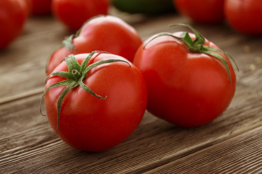 Domates:<br />Kanserden koruyucu ve yaşlanmayı zihinsel ve bedensel olarak yavaşlatıcı bir sebze. C ve E vitaminleri deposu. Domates zengin bir potasyum kaynağıdır ve çok az miktarda tuz bulunur. Yüksek kan basıncını düşürmeye yardımcı olur ve vücudun su tutmasını engeller. Kalp hastalıklarına ve prostat kanserine karşı etkili. <br /> 'Beta karotin'e yakın olan likopen içeriyor. Likopen vücudu kalp hastalıklarına karşı koruyan maddeler arasında yer alıyor. Araştırmalar domatesin prostat kanseri riskini azalttığını gösterdi. Haftada en az iki kez domates yiyen erkeklerin, diğerlerine oranla prostat kanserine yakalanma riskleri az.