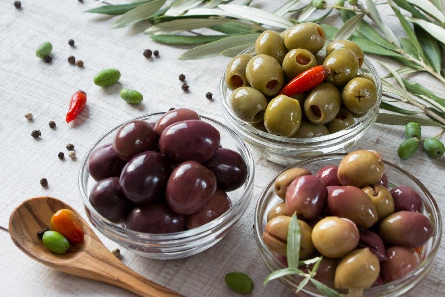 Zeytin:<br />Zeytinyağı, safrayı artırır. Karaciğeri çalıştırır. Karaciğer ağrılarını keser. Sarılıkta faydalıdır. Yaprak ve kabukları yüksek tansiyonu düşürür. Kandaki şeker miktarını düşürür. Bağırsak solucanlarının düşürülmesine yardımcı olur.