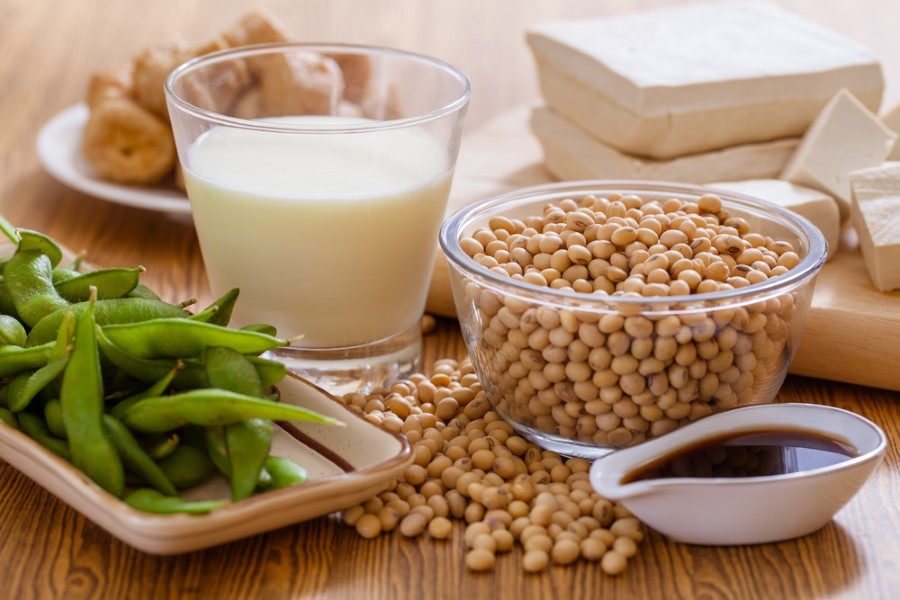 Soya:<br />Uzun yaşamak isteyen herkes mutlaka soya tüketmelidir. Soya, içerisinde östrojen hormonuna benzer işlev gören ve bu hormonun etkilerini sulandıran bir madde içerir ve buda kadın bünyesi için son derece yararlıdır. <br />Çünkü, hücre yenilenmesini hızlandıran östrojen hormonunun aşırı üretimi, göğüs, rahim ve boyun kanserine yakalanma riskini çok arttırır.