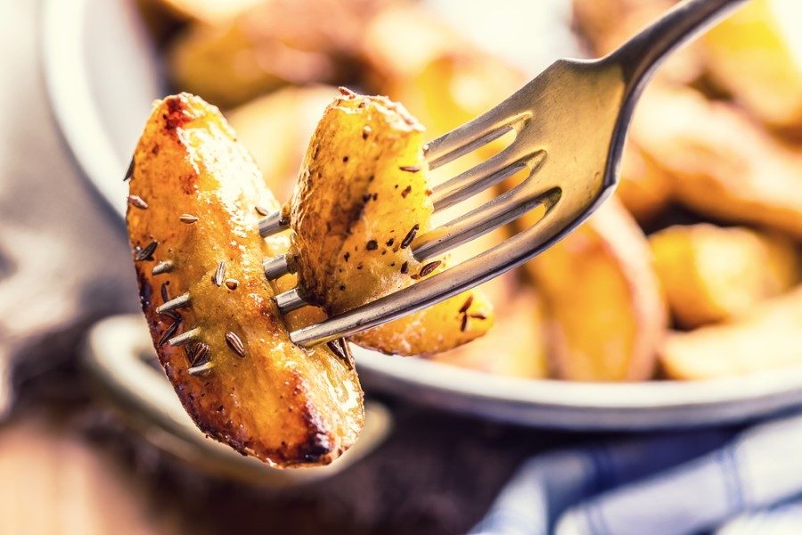 Patates:<br />Kızarmış yemezseniz kilo aldırmaz. Sindirimi kolaylaştırır, kabızlığı önler. Yorgunluğa karşı birebirdir. Bol miktarda C vitamini ve protein içerir. Halsizliğe karşı etkili. Vücuda enerji veren madde olan karbonhidrat içeren patates, C ve E vitaminleri ve beta karotin açısından en zengini. 100 gram patateste 80 kalori, 2 gram protein, 17 mg karbonhidrat, 7 mg kalsiyum, 53 mg fosfor, 20 mg C vitamini var. Yılın hiçbir zamanı bulmakta da güçlük çekmezsiniz. <br /> Her zaman söylenir, bir kez daha söylense sorun olmaz; patatesin besin değerinin büyük kısmı kabuğunda olduğundan soymak yerine özel bıçağı ile kazımak daha iyidir. Yine kabukları soyularak pişirilen patates C vitaminin yüzde 25?ini kaybediyor. Bu nedenle patatesi fırında kabuğuyla veya buharda ya da az suda pişirmek gerek.