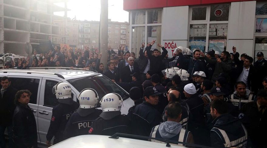 Akşener'in konuşması sırasında yaklaşık 200 kişi uzaktan protesto gösterisinde bulunurken, bu grubun yaklaşmasına polis izin vermedi.