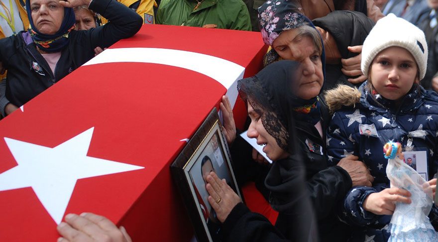 Şehit astsubay kızının oyuncak bebeğiyle uğurlandı
