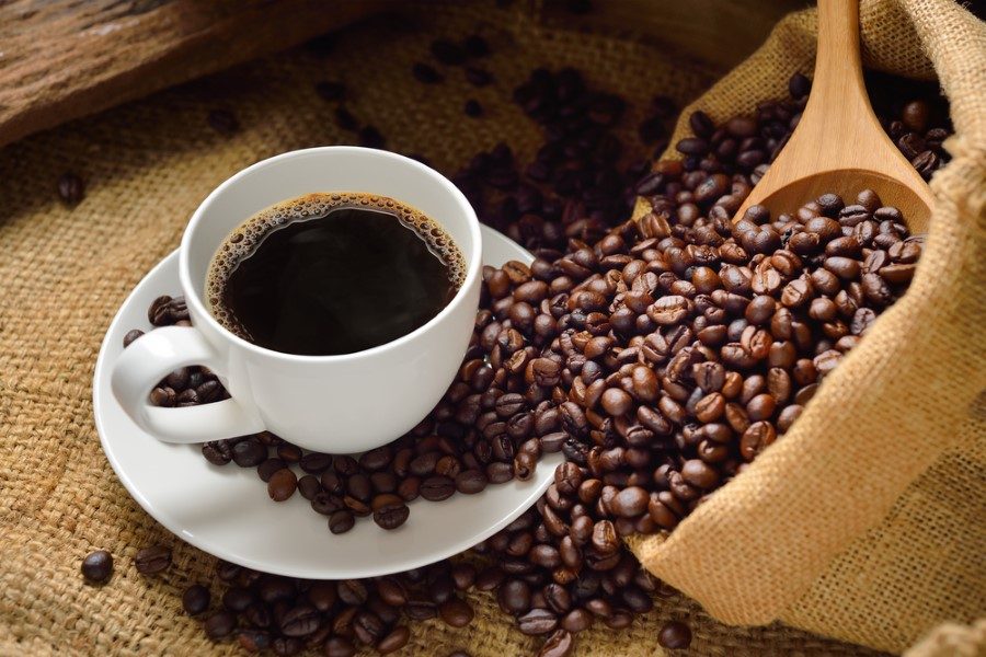 Kahvenin etki edeceği miktar insandan insana değişiyor. Bazıları büyük kupadaki bir kahveyi anında içse de herhangi bir sorunla karşılaşmazken, bazıları küçük bir espresso içtiğinde dahi olumsuz yönde etkilenebiliyorlar. Kahvenin size nasıl etki ettiğini gözlemleyin ve buna göre tükettiğiniz kahve miktarını tekrar gözden geçirin.