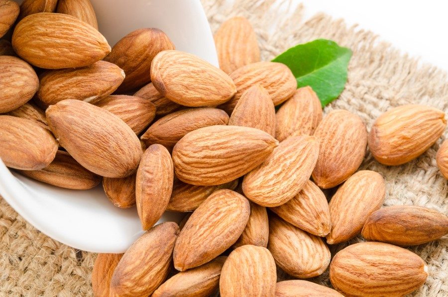 Riboflavin, manganez ve bakır içeren badem enerjinin artmasını sağlayarak kişinin daha aktif olmasına destek verir.