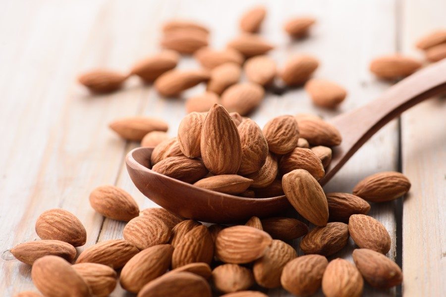 Alkali açısından zengin olan badem bağışıklık sisteminin güçlenmesini sağlar. Vücuda giren sağlıksız maddelerin atılımını sağlayan alkali içeriği vücudu olası hastalıklara karşı korur.