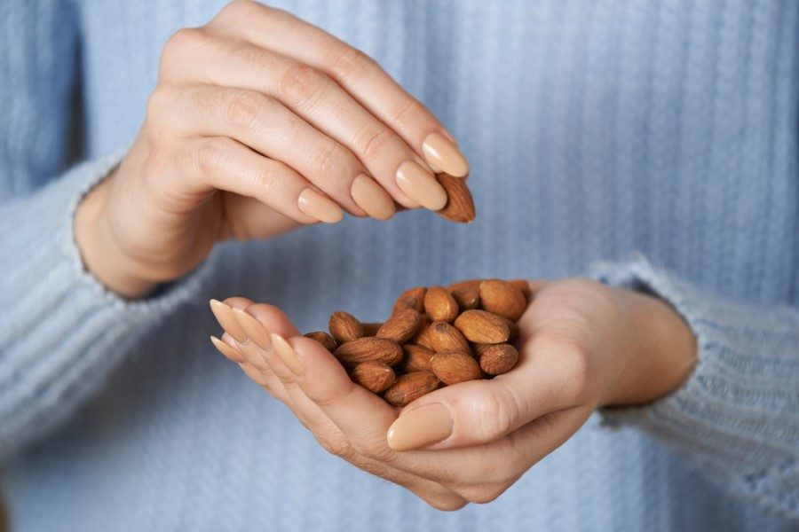 E vitamini açısından zengin olan badem antioksidan içerdiğinden kalp sağlığını önemli ölçüde korur. Magnezyum, folik asit bulunması kalp hastalıklarından bünyeyi korur ve arterlerde leke oluşumuna engel olur.