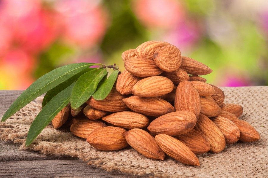 Protein, demir ve kalsiyum yönünden zengin olan bademin yararları saymakla bitmiyor. İçeriğinde yüksek oranda yağ da bulunan badem, aşırı tüketilmediği takdirde gayet sağlıklı... İşte bademin bilinmeyen faydaları...