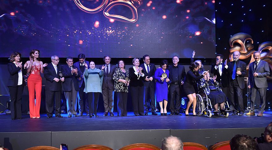 Türk tiyatrosunun duayen isimleri onurlandırıldı