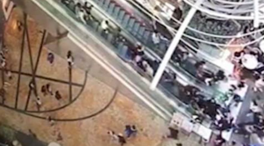 Yürüyen merdiven yön değiştirince büyük kaos yaşandı