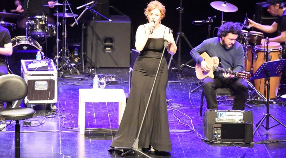 Zuhal Olcay, Bostancı Gösteri Merkezi’nde konser verdi