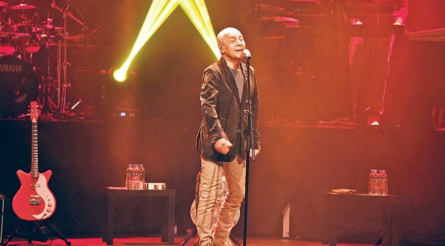 Babasının konserini izledi