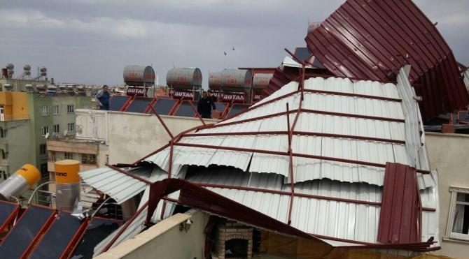 Siirt'te şiddetli rüzgar çatı uçurdu