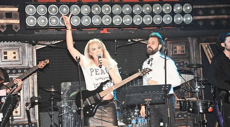 Hem modacı hem rockçı
