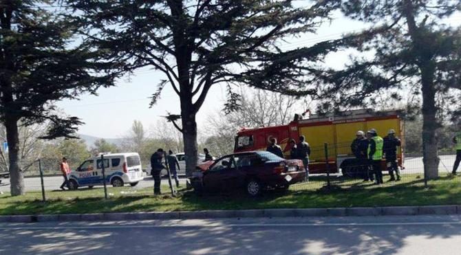 Refüjdeki ağaca çarpan otomobilde anne öldü, kızı yaralandı