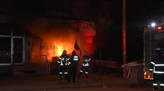 Polislerin gördüğü yangını itfaiye ekipleri söndürdü