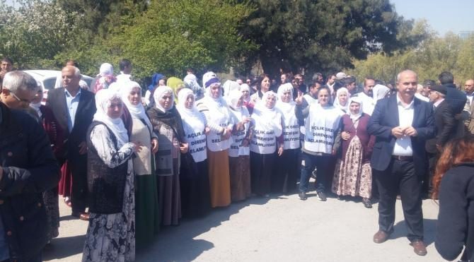 Pervin Buldan ve beraberindekiler cezaevi önünde oturma eylemi yaptı