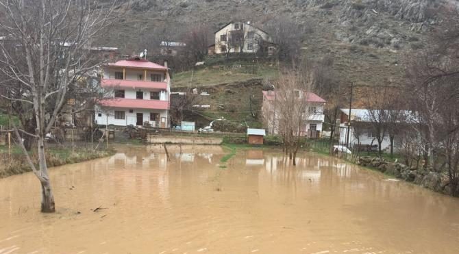 Gümüşhane’de sağanak yağış : Dere taştı, Pirahmet köyünde 4 ev boşalıldı