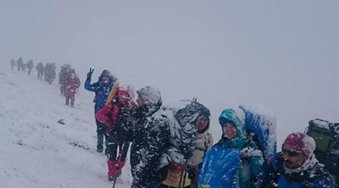 Kar ve fırtınaya karşı 23 dağcı Süphan Dağı'na  zirve yaptı