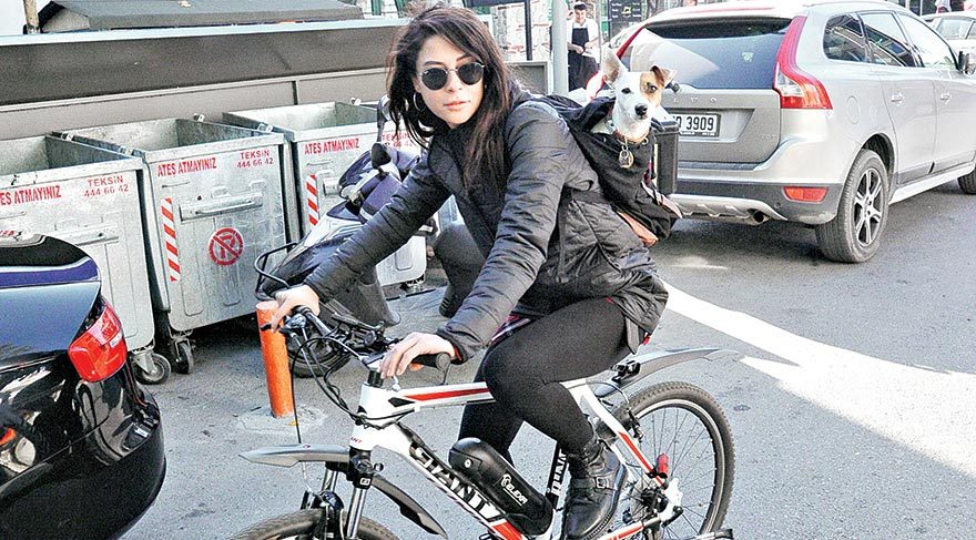 Köpeği için bisikleti tercih ediyor