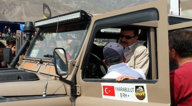 Erzircan Valisi, OffRoad yarışında 'Cehennem Çukuru'ndan çıkamadı