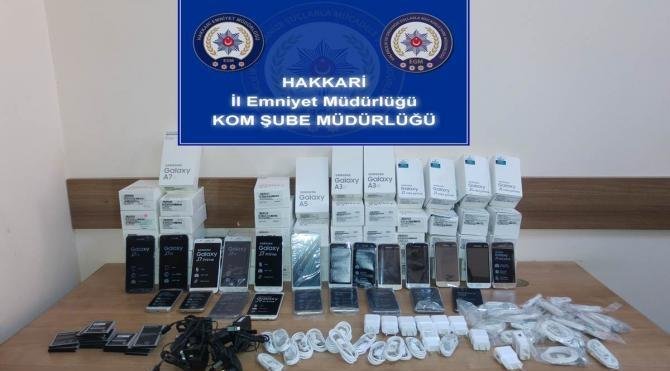 Hakkari'de 62 kaçak telefon ele geçirildi
