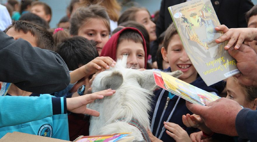 Eşekle kitap dağıttı