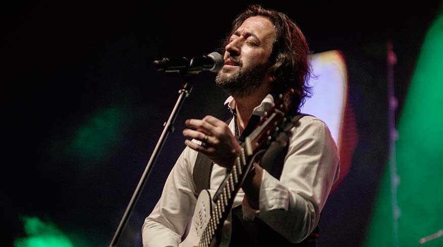 Fettah Can, konserinde vefat eden müzisyen Taşkın Doğanışık’ın ardından gözyaşlarını tutamadı